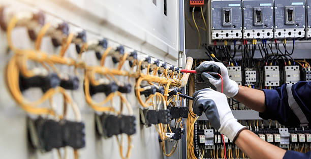 Professional Electrician technician working in Seneca, MO